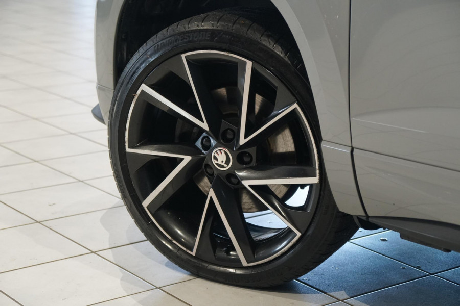 Škoda Karoq 1.5 TSI ACT Sportline Business *EERSTE EIGENAAR* + KEYLESS / CAMERA / CANTON AUDIO / TREKHAAK