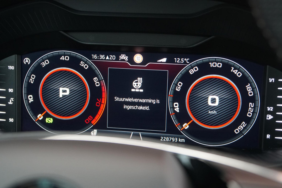 Škoda Karoq 1.5 TSI ACT Sportline Business *EERSTE EIGENAAR* + KEYLESS / CAMERA / CANTON AUDIO / TREKHAAK