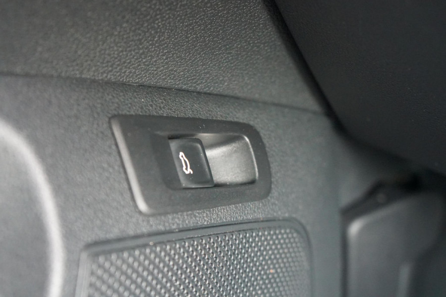 Škoda Karoq 1.5 TSI ACT Sportline Business *EERSTE EIGENAAR* + KEYLESS / CAMERA / CANTON AUDIO / TREKHAAK