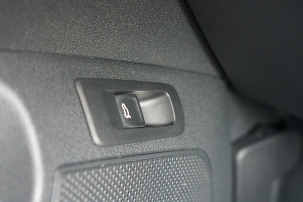 Škoda Karoq 1.5 TSI ACT Sportline Business *EERSTE EIGENAAR* + KEYLESS / CAMERA / CANTON AUDIO / TREKHAAK