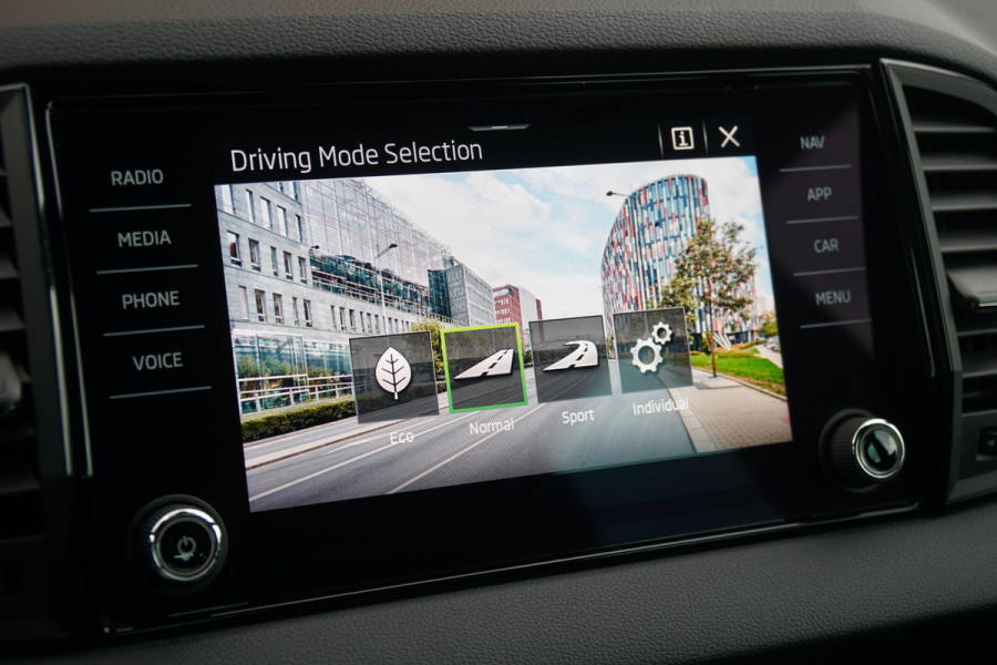 Škoda Karoq 1.5 TSI ACT Sportline Business *EERSTE EIGENAAR* + KEYLESS / CAMERA / CANTON AUDIO / TREKHAAK