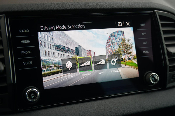 Škoda Karoq 1.5 TSI ACT Sportline Business *EERSTE EIGENAAR* + KEYLESS / CAMERA / CANTON AUDIO / TREKHAAK