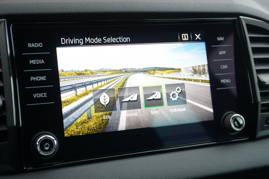 Škoda Karoq 1.5 TSI ACT Sportline Business *EERSTE EIGENAAR* + KEYLESS / CAMERA / CANTON AUDIO / TREKHAAK