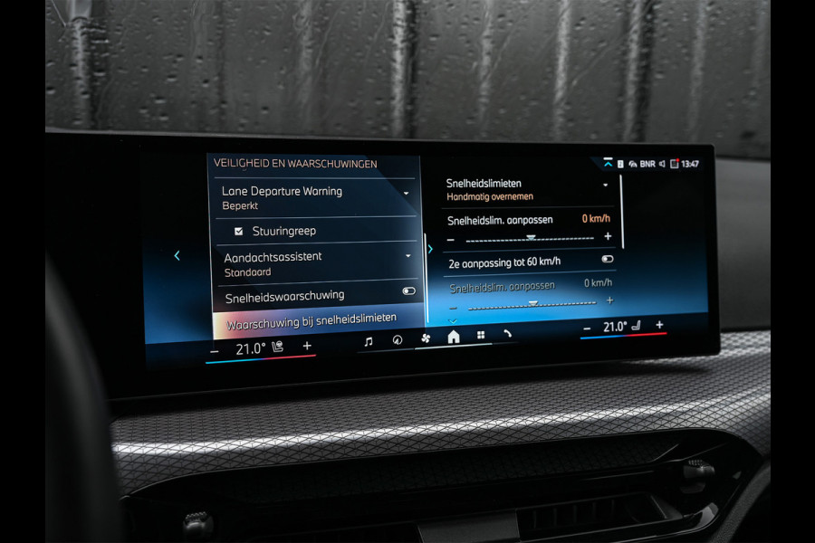 BMW 3 Serie Touring 330e | M-SPORT | GROTE ACCU | 19,5 kWh | CAMERA | SHADOW-LINE | FACELIFT | FULL-LED | STUUR- EN STOELVERWARMING | LED |