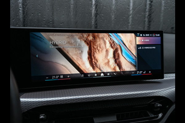 BMW 3 Serie Touring 330e | M-SPORT | GROTE ACCU | 19,5 kWh | CAMERA | SHADOW-LINE | FACELIFT | FULL-LED | STUUR- EN STOELVERWARMING | LED |