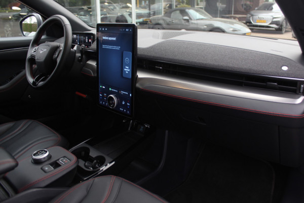 Ford Mustang Mach-E Extended AWD 98 kWh / Panoramadak / Camera / Leder / 19'' / B&O / Keyless / DAB / Dodehoek / ACC / Navigatie / Sfeerverlichting / Stoelverwarming Ford Mustang Mach-E Extended AWD 98 kWh / Panoramadak / Camera / Leder / 19'' / B&O / Keyless / DAB / Dodehoek / ACC / Navigatie / Sfeerverlichting / Stoelverwarming