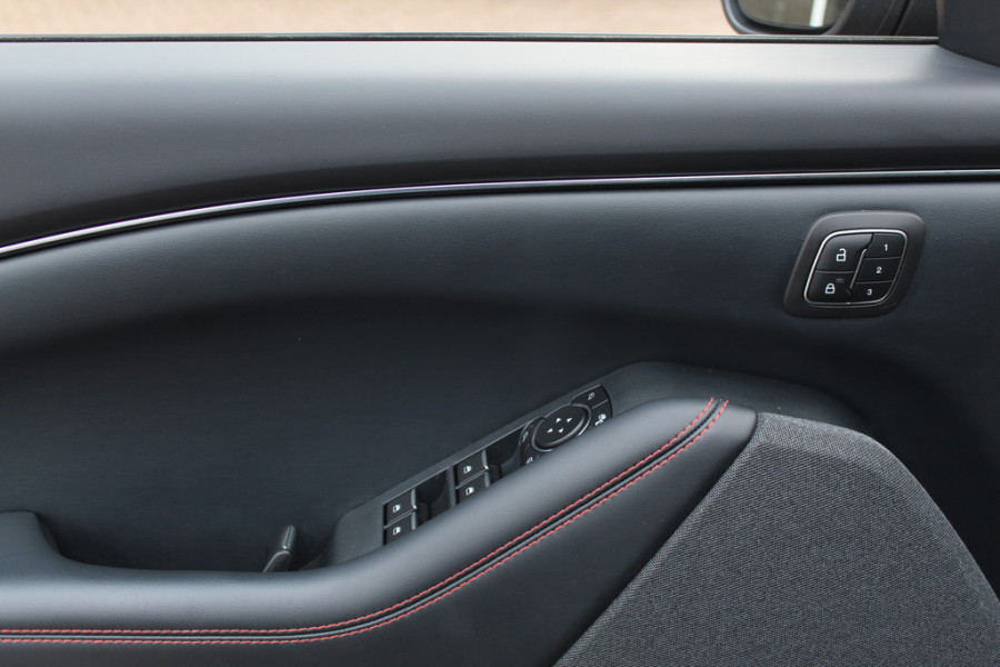 Ford Mustang Mach-E Extended AWD 98 kWh / Panoramadak / Camera / Leder / 19'' / B&O / Keyless / DAB / Dodehoek / ACC / Navigatie / Sfeerverlichting / Stoelverwarming Ford Mustang Mach-E Extended AWD 98 kWh / Panoramadak / Camera / Leder / 19'' / B&O / Keyless / DAB / Dodehoek / ACC / Navigatie / Sfeerverlichting / Stoelverwarming