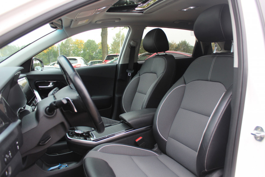 Kia e-Niro DynamicPlusLine 64 kWh 61.834 km 1e Eigenaar Nl Auto! / SoH 97.3% / Camera / Schuifdak / Leder / Keyless / Navigatie / Dodehoek / DAB / Cruise Control Kia e-Niro DynamicPlusLine 64 kWh 61.834 km 1e Eigenaar Nl Auto! / SoH 97.3% / Camera / Schuifdak / Leder / Keyless / Navigatie / Dodehoek / DAB / Cruise Control