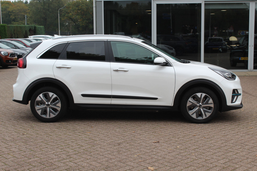 Kia e-Niro DynamicPlusLine 64 kWh 61.834 km 1e Eigenaar Nl Auto! / SoH 97.3% / Camera / Schuifdak / Leder / Keyless / Navigatie / Dodehoek / DAB / Cruise Control Kia e-Niro DynamicPlusLine 64 kWh 61.834 km 1e Eigenaar Nl Auto! / SoH 97.3% / Camera / Schuifdak / Leder / Keyless / Navigatie / Dodehoek / DAB / Cruise Control