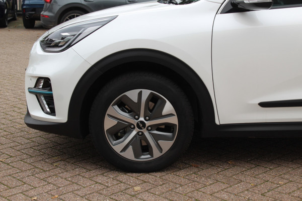 Kia e-Niro DynamicPlusLine 64 kWh 61.834 km 1e Eigenaar Nl Auto! / SoH 97.3% / Camera / Schuifdak / Leder / Keyless / Navigatie / Dodehoek / DAB / Cruise Control Kia e-Niro DynamicPlusLine 64 kWh 61.834 km 1e Eigenaar Nl Auto! / SoH 97.3% / Camera / Schuifdak / Leder / Keyless / Navigatie / Dodehoek / DAB / Cruise Control
