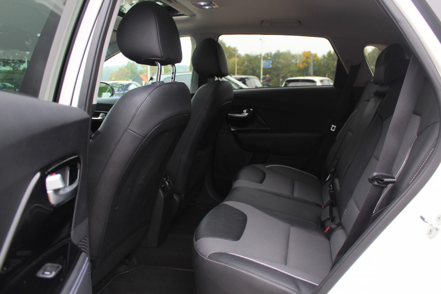 Kia e-Niro DynamicPlusLine 64 kWh 61.834 km 1e Eigenaar Nl Auto! / SoH 97.3% / Camera / Schuifdak / Leder / Keyless / Navigatie / Dodehoek / DAB / Cruise Control Kia e-Niro DynamicPlusLine 64 kWh 61.834 km 1e Eigenaar Nl Auto! / SoH 97.3% / Camera / Schuifdak / Leder / Keyless / Navigatie / Dodehoek / DAB / Cruise Control