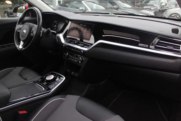 Kia e-Niro DynamicPlusLine 64 kWh 61.834 km 1e Eigenaar Nl Auto! / SoH 97.3% / Camera / Schuifdak / Leder / Keyless / Navigatie / Dodehoek / DAB / Cruise Control Kia e-Niro DynamicPlusLine 64 kWh 61.834 km 1e Eigenaar Nl Auto! / SoH 97.3% / Camera / Schuifdak / Leder / Keyless / Navigatie / Dodehoek / DAB / Cruise Control