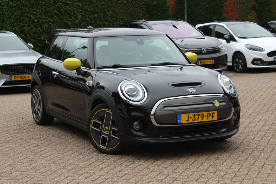 MINI Mini Electric Charged 33 kWh / SoH 95.8% / Camera / Head-up / Leder / Harman Kardon / Keyless / 17'' / CarPlay / Stoelverwarming / Matrix LED / DAB / Cruise Control