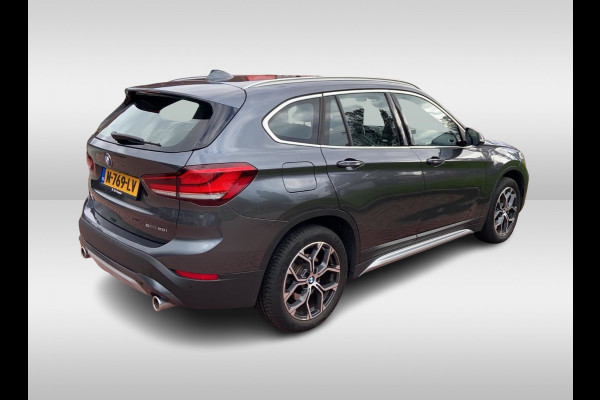 BMW X1 sDrive20i Business Edition Plus / Trekhaak / Panoramadak / Camera / Head-up / Leder / 18'' / Navigatie / Sportstoelen / Keyless / Stoelverwarming / Cruise Control