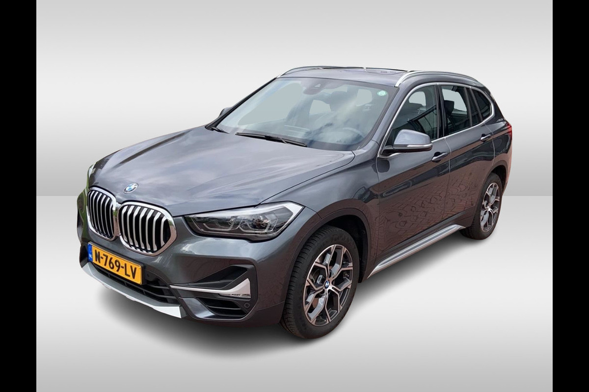 BMW X1 sDrive20i Business Edition Plus / Trekhaak / Panoramadak / Camera / Head-up / Leder / 18'' / Navigatie / Sportstoelen / Keyless / Stoelverwarming / Cruise Control BMW X1 sDrive20i Business Edition Plus / Trekhaak / Panoramadak / Camera / Head-up / Leder / 18'' / Navigatie / Sportstoelen / Keyless / Stoelverwarming / Cruise Control