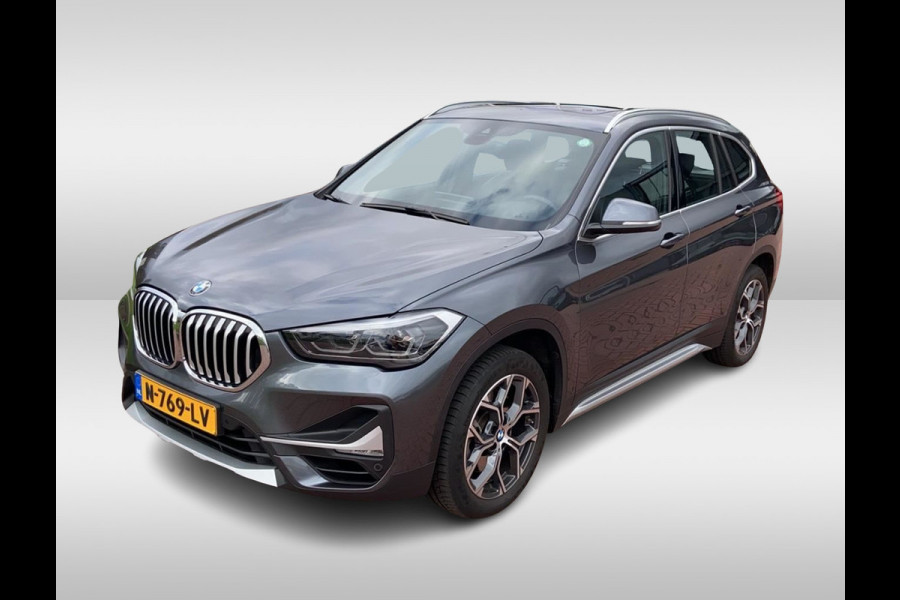 BMW X1 sDrive20i Business Edition Plus / Trekhaak / Panoramadak / Camera / Head-up / Leder / 18'' / Navigatie / Sportstoelen / Keyless / Stoelverwarming / Cruise Control