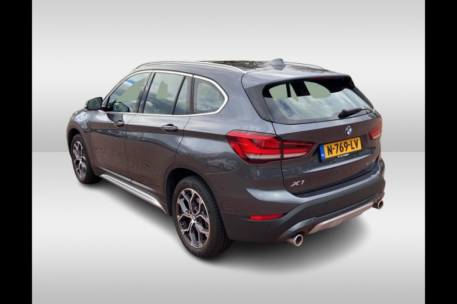 BMW X1 sDrive20i Business Edition Plus / Trekhaak / Panoramadak / Camera / Head-up / Leder / 18'' / Navigatie / Sportstoelen / Keyless / Stoelverwarming / Cruise Control