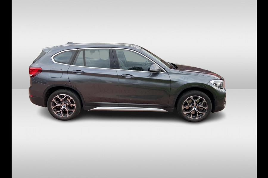 BMW X1 sDrive20i Business Edition Plus / Trekhaak / Panoramadak / Camera / Head-up / Leder / 18'' / Navigatie / Sportstoelen / Keyless / Stoelverwarming / Cruise Control