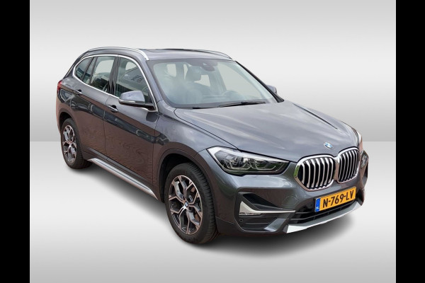 BMW X1 sDrive20i Business Edition Plus / Trekhaak / Panoramadak / Camera / Head-up / Leder / 18'' / Navigatie / Sportstoelen / Keyless / Stoelverwarming / Cruise Control