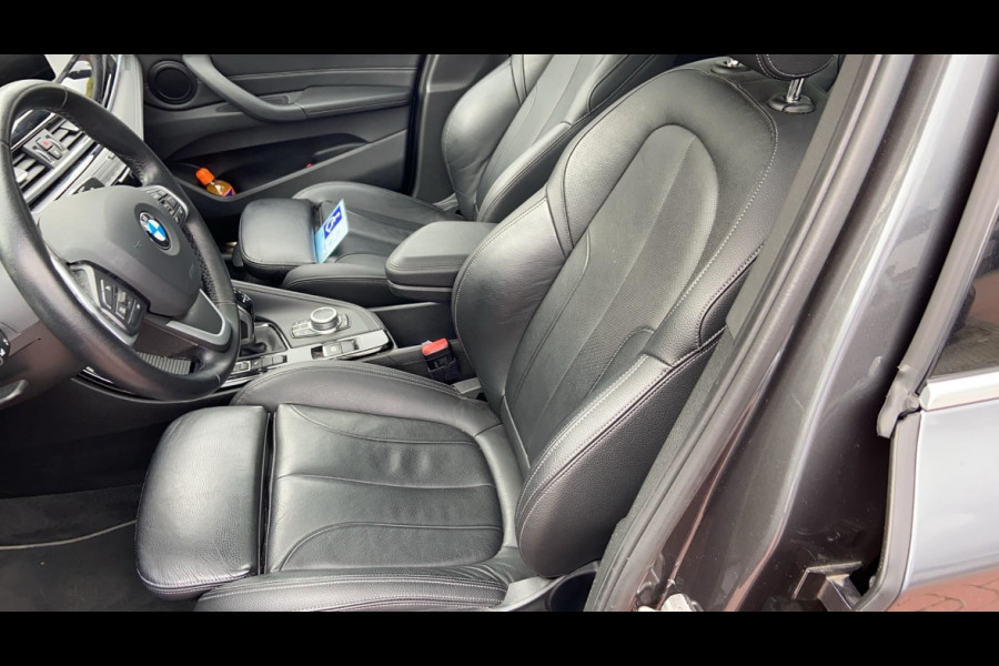 BMW X1 sDrive20i Business Edition Plus / Trekhaak / Panoramadak / Camera / Head-up / Leder / 18'' / Navigatie / Sportstoelen / Keyless / Stoelverwarming / Cruise Control