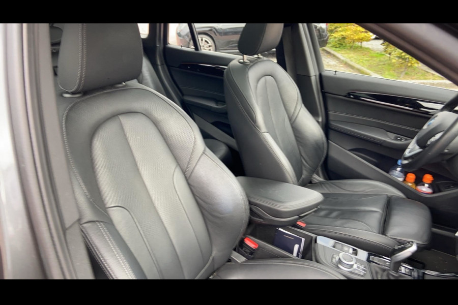 BMW X1 sDrive20i Business Edition Plus / Trekhaak / Panoramadak / Camera / Head-up / Leder / 18'' / Navigatie / Sportstoelen / Keyless / Stoelverwarming / Cruise Control