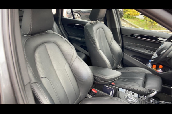 BMW X1 sDrive20i Business Edition Plus / Trekhaak / Panoramadak / Camera / Head-up / Leder / 18'' / Navigatie / Sportstoelen / Keyless / Stoelverwarming / Cruise Control