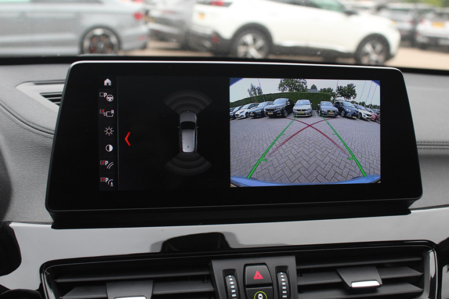 BMW X1 sDrive20i Business Edition Plus / Trekhaak / Panoramadak / Camera / Head-up / Leder / 18'' / Navigatie / Sportstoelen / Keyless / Stoelverwarming / Cruise Control