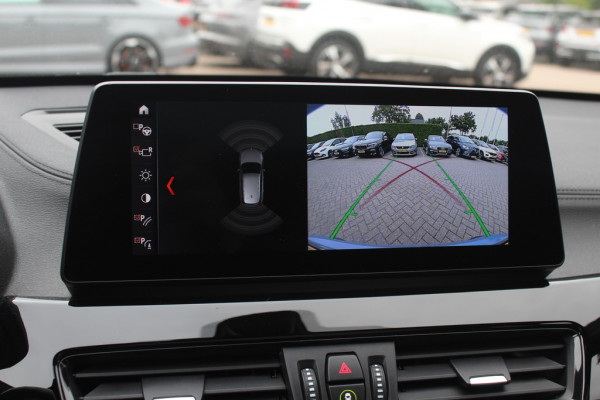 BMW X1 sDrive20i Business Edition Plus / Trekhaak / Panoramadak / Camera / Head-up / Leder / 18'' / Navigatie / Sportstoelen / Keyless / Stoelverwarming / Cruise Control