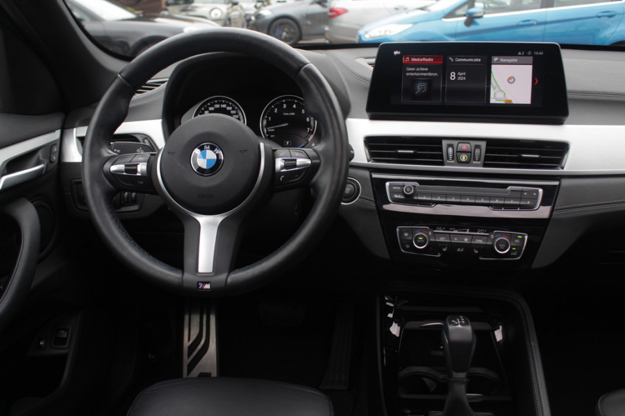 BMW X1 sDrive18i High Exe. M Sport / Trekhaak / Half leder / Navi. Proff / Parkeerhulp V+a / 18'' / Stoelverwarming / DAB / Cruise Control BMW X1 sDrive18i High Exe. M Sport / Trekhaak / Half leder / Navi. Proff / Parkeerhulp V+a / 18'' / Stoelverwarming / DAB / Cruise Control