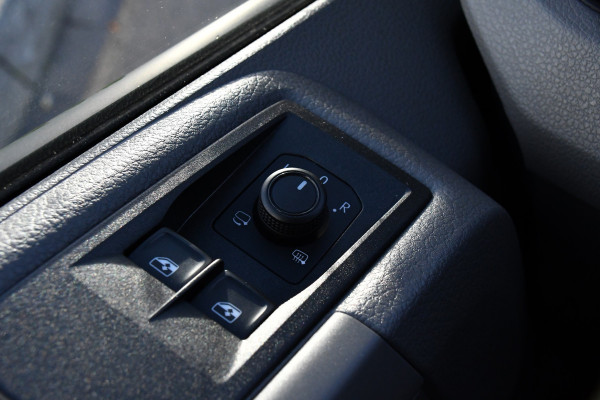 Volkswagen Crafter 35 2.0 TDI L3H2 Black Edition Camera, Carplay, Stoelverwarming, LED, Trekhaak, Sensoren, multimedia, Automaat, Uniek! Volkswagen Crafter 35 2.0 TDI L3H2 Black Edition Camera, Carplay, Stoelverwarming, LED, Trekhaak, Sensoren, multimedia, Automaat, Uniek!