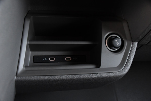 Volkswagen Crafter 35 2.0 TDI L3H2 Black Edition Camera, Carplay, Stoelverwarming, LED, Trekhaak, Sensoren, multimedia, Automaat, Uniek! Volkswagen Crafter 35 2.0 TDI L3H2 Black Edition Camera, Carplay, Stoelverwarming, LED, Trekhaak, Sensoren, multimedia, Automaat, Uniek!