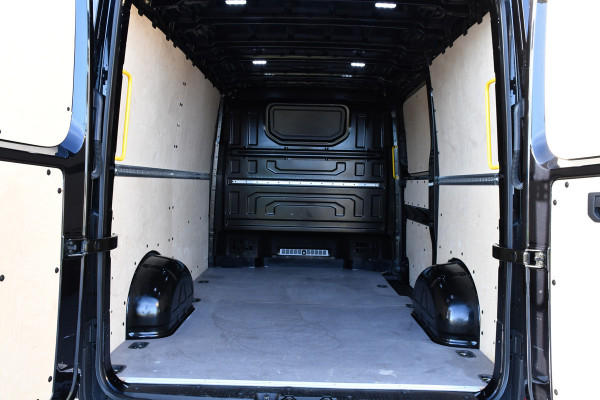 Volkswagen Crafter 35 2.0 TDI L3H2 Black Edition Camera, Carplay, Stoelverwarming, LED, Trekhaak, Sensoren, multimedia, Automaat, Uniek! Volkswagen Crafter 35 2.0 TDI L3H2 Black Edition Camera, Carplay, Stoelverwarming, LED, Trekhaak, Sensoren, multimedia, Automaat, Uniek!