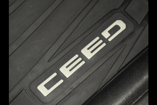 Kia Ceed Sportswagon 1.5 T-GDi 160 pk DynamicLine, achteruitrijcamera, 1/2 lederen sportinterieur , 16 inch, vele opties
