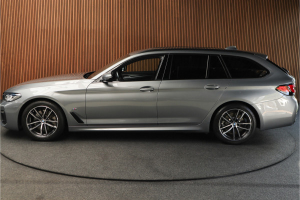 BMW 5 Serie Touring 520i M-Sport HUD Matrix DAP ACC Leer PDC Elektr. uitklapbaar trekhaak Elektr. bedienbaar achterklep Navi Camera Climate (3-zone) Memory seats PDC Zwarte binnenhemel LM velgen BTW auto