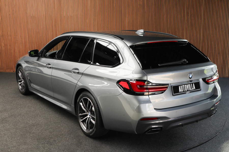 BMW 5 Serie Touring 520i M-Sport HUD Matrix DAP ACC Leer PDC Elektr. uitklapbaar trekhaak Elektr. bedienbaar achterklep Navi Camera Climate (3-zone) Memory seats PDC Zwarte binnenhemel LM velgen BTW auto