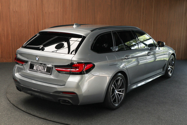 BMW 5 Serie Touring 520i M-Sport HUD Matrix DAP ACC Leer PDC Elektr. uitklapbaar trekhaak Elektr. bedienbaar achterklep Navi Camera Climate (3-zone) Memory seats PDC Zwarte binnenhemel LM velgen BTW auto