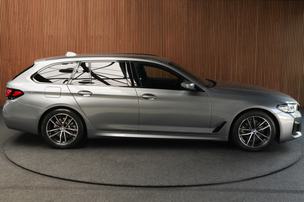 BMW 5 Serie Touring 520i M-Sport HUD Matrix DAP ACC Leer PDC Elektr. uitklapbaar trekhaak Elektr. bedienbaar achterklep Navi Camera Climate (3-zone) Memory seats PDC Zwarte binnenhemel LM velgen BTW auto