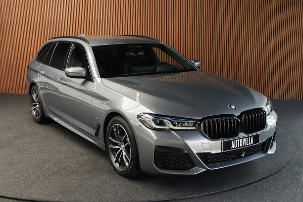 BMW 5 Serie Touring 520i M-Sport HUD Matrix DAP ACC Leer PDC Elektr. uitklapbaar trekhaak Elektr. bedienbaar achterklep Navi Camera Climate (3-zone) Memory seats PDC Zwarte binnenhemel LM velgen BTW auto