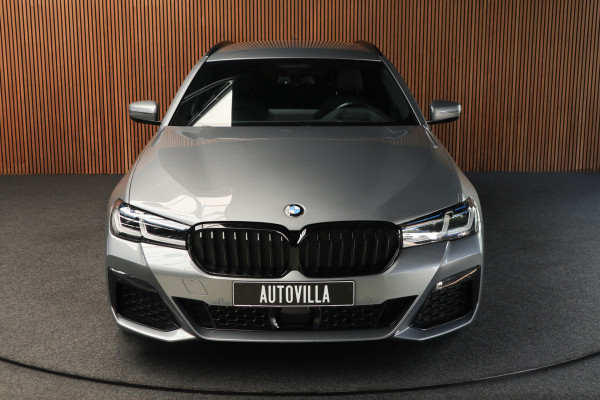 BMW 5 Serie Touring 520i M-Sport HUD Matrix DAP ACC Leer PDC Elektr. uitklapbaar trekhaak Elektr. bedienbaar achterklep Navi Camera Climate (3-zone) Memory seats PDC Zwarte binnenhemel LM velgen BTW auto