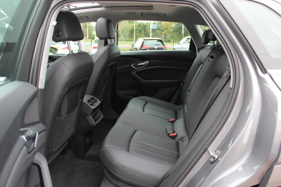 Audi e-tron e-tron 50 quattro Launch edition plus 71 kWh / Panoramadak / Luchtvering / ACC / Virtual Cockpit / 20'' / Navigatie / Leder Audi e-tron e-tron 50 quattro Launch edition plus 71 kWh / Panoramadak / Luchtvering / ACC / Virtual Cockpit / 20'' / Navigatie / Leder