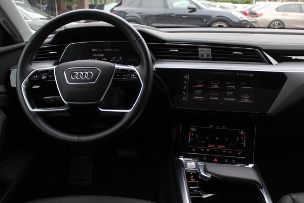 Audi e-tron e-tron 50 quattro Launch edition plus 71 kWh / Panoramadak / Luchtvering / ACC / Virtual Cockpit / 20'' / Navigatie / Leder Audi e-tron e-tron 50 quattro Launch edition plus 71 kWh / Panoramadak / Luchtvering / ACC / Virtual Cockpit / 20'' / Navigatie / Leder