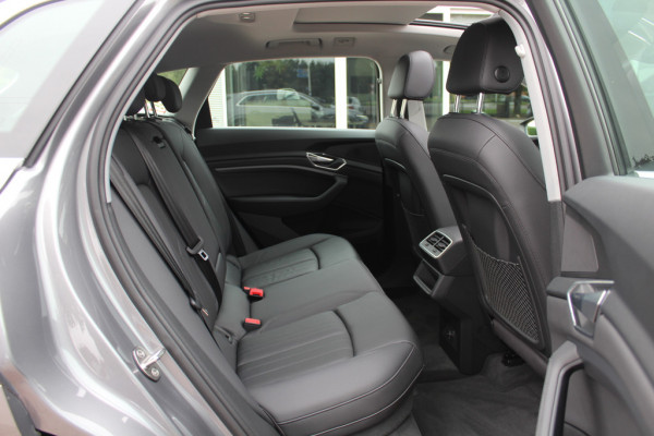 Audi e-tron e-tron 50 quattro Launch edition plus 71 kWh / Panoramadak / Luchtvering / ACC / Virtual Cockpit / 20'' / Navigatie / Leder Audi e-tron e-tron 50 quattro Launch edition plus 71 kWh / Panoramadak / Luchtvering / ACC / Virtual Cockpit / 20'' / Navigatie / Leder