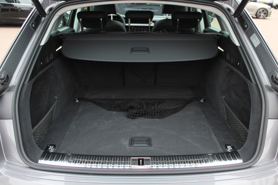 Audi e-tron e-tron 50 quattro Launch edition plus 71 kWh / Panoramadak / Luchtvering / ACC / Virtual Cockpit / 20'' / Navigatie / Leder Audi e-tron e-tron 50 quattro Launch edition plus 71 kWh / Panoramadak / Luchtvering / ACC / Virtual Cockpit / 20'' / Navigatie / Leder