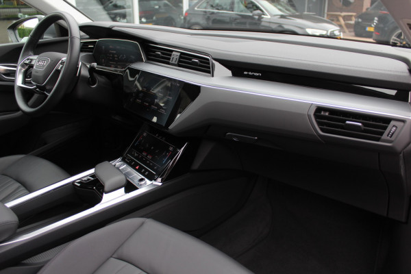 Audi e-tron e-tron 50 quattro Launch edition plus 71 kWh / Panoramadak / Luchtvering / ACC / Virtual Cockpit / 20'' / Navigatie / Leder Audi e-tron e-tron 50 quattro Launch edition plus 71 kWh / Panoramadak / Luchtvering / ACC / Virtual Cockpit / 20'' / Navigatie / Leder