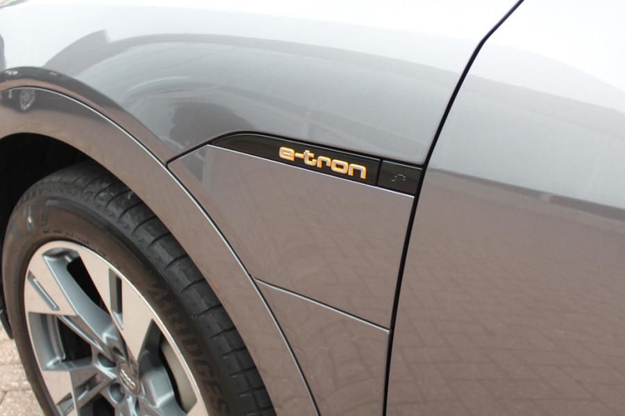 Audi e-tron e-tron 50 quattro Launch edition plus 71 kWh / Panoramadak / Luchtvering / ACC / Virtual Cockpit / 20'' / Navigatie / Leder Audi e-tron e-tron 50 quattro Launch edition plus 71 kWh / Panoramadak / Luchtvering / ACC / Virtual Cockpit / 20'' / Navigatie / Leder