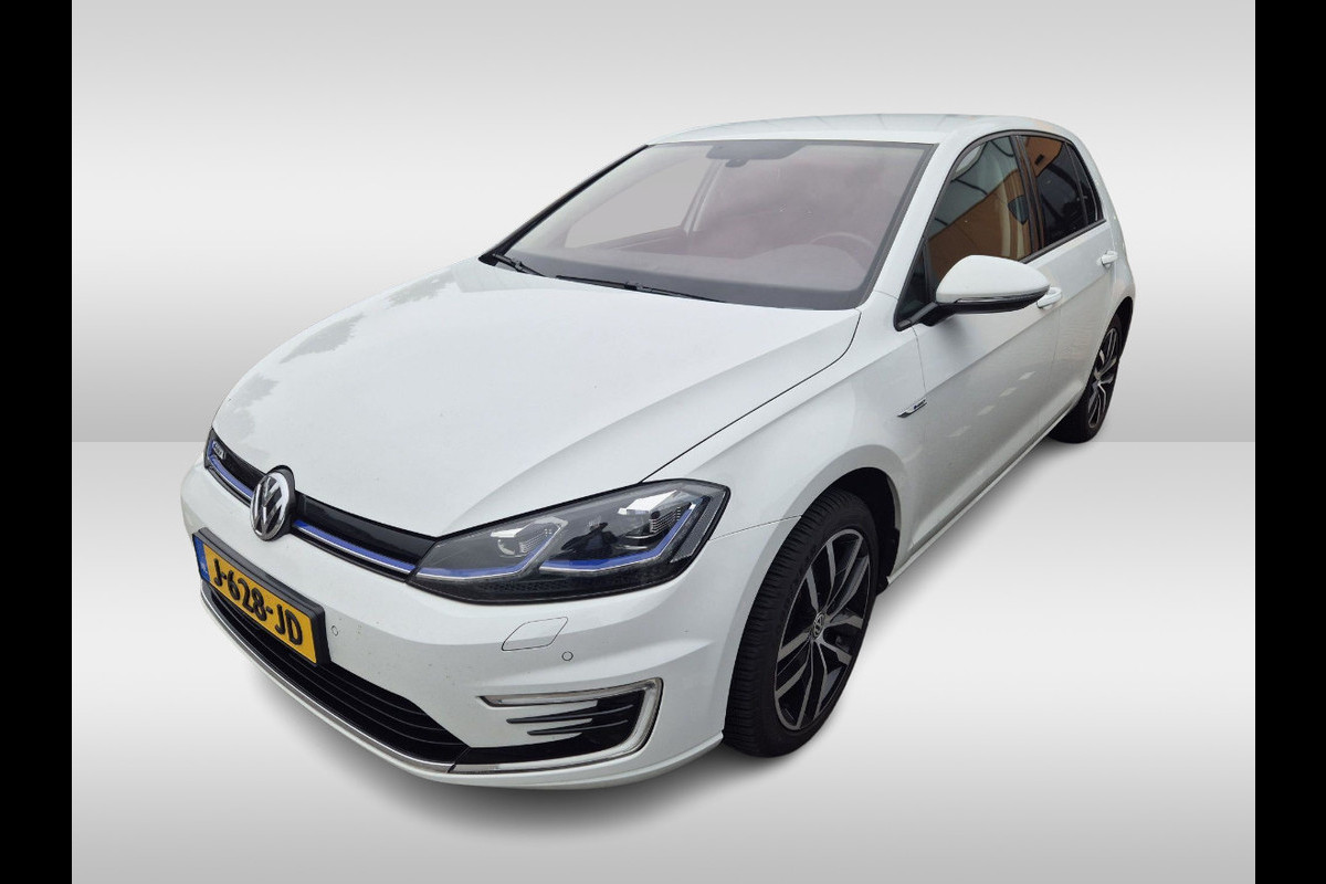 Volkswagen e-Golf E-DITION / CarPlay / Virtual Cockpit / Warmtepomp / 17'' / Parkeerhulp V+A / Stoelverwarming / DAB / ACC
