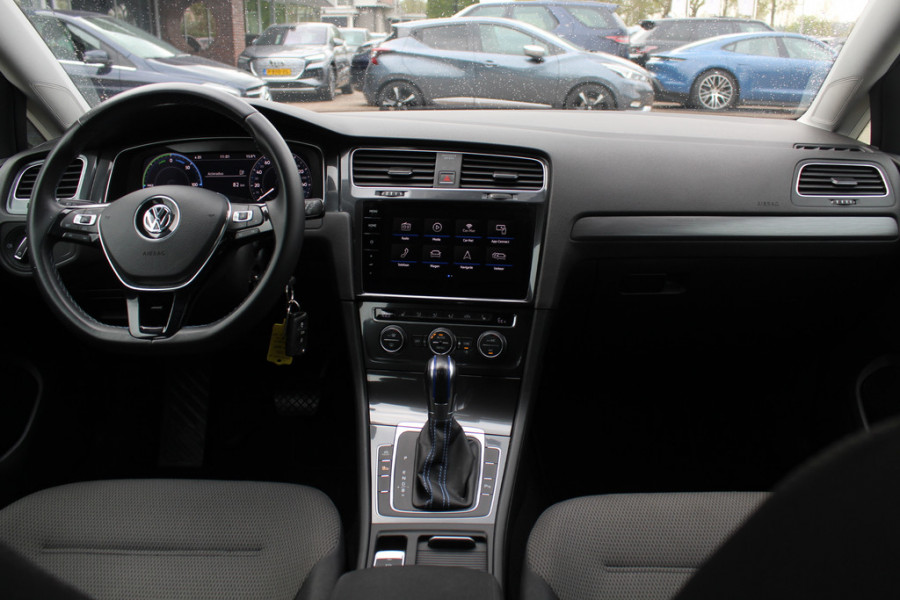 Volkswagen e-Golf E-DITION / CarPlay / Virtual Cockpit / Warmtepomp / 17'' / Parkeerhulp V+A / Stoelverwarming / DAB / ACC Volkswagen e-Golf E-DITION / CarPlay / Virtual Cockpit / Warmtepomp / 17'' / Parkeerhulp V+A / Stoelverwarming / DAB / ACC