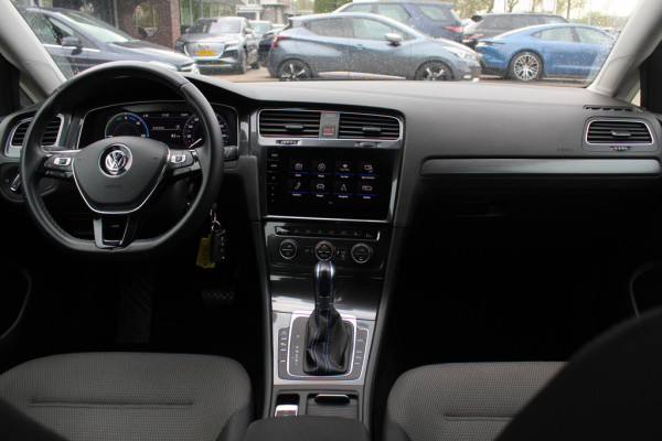 Volkswagen e-Golf E-DITION / CarPlay / Virtual Cockpit / Warmtepomp / 17'' / Parkeerhulp V+A / Stoelverwarming / DAB / ACC Volkswagen e-Golf E-DITION / CarPlay / Virtual Cockpit / Warmtepomp / 17'' / Parkeerhulp V+A / Stoelverwarming / DAB / ACC