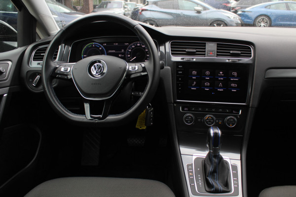 Volkswagen e-Golf E-DITION / CarPlay / Virtual Cockpit / Warmtepomp / 17'' / Parkeerhulp V+A / Stoelverwarming / DAB / ACC Volkswagen e-Golf E-DITION / CarPlay / Virtual Cockpit / Warmtepomp / 17'' / Parkeerhulp V+A / Stoelverwarming / DAB / ACC