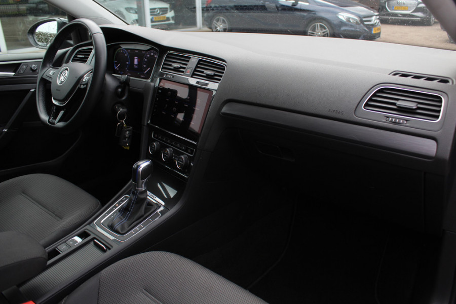 Volkswagen e-Golf E-DITION / CarPlay / Virtual Cockpit / Warmtepomp / 17'' / Parkeerhulp V+A / Stoelverwarming / DAB / ACC Volkswagen e-Golf E-DITION / CarPlay / Virtual Cockpit / Warmtepomp / 17'' / Parkeerhulp V+A / Stoelverwarming / DAB / ACC